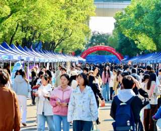为简历“问诊”为形象“添妆”，武汉这场双选会护航学子精准求职