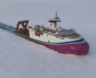 “奋斗者”号回到三亚 载人深潜“双雄”在北极实现水下联合作业