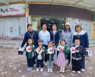 萌娃“敲门送福”，活力点亮独居老人笑脸