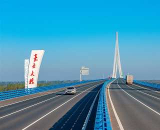 嘉鱼长江公路大桥通过竣工验收，“5分钟过江”便利两岸居民