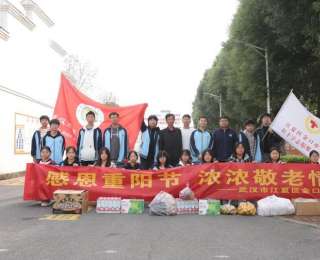 金口中学学生重阳敬老，25名团员为老人捶背整理内务