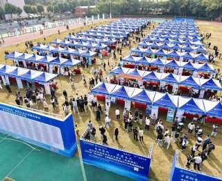 武职就业双选会，吸引本科院校学生来赶场