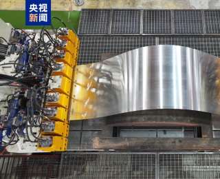 我国航空制造装备领域取得重大突破 世界最大蒙皮拉伸机通过验收