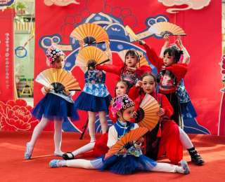 锣鼓声里传国粹！这所幼儿园上演童真版“梨园春”