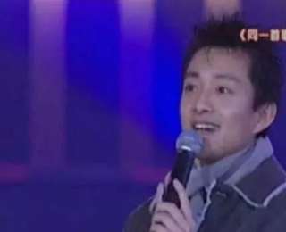 “前最帥央視主持人”復(fù)出，56歲已滿頭白發(fā)，回應(yīng)成“身價(jià)百億總裁”：只是個(gè)快樂的打工人