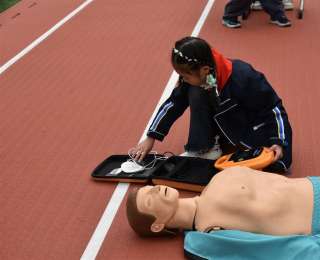 安全应急大比拼：武汉一小学上演迷你版“极限挑战”