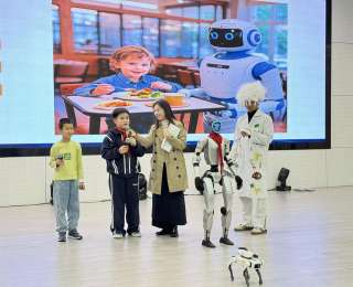 AI机器人成“明星嘉宾”，育才华岭小学这场科普活动让学子直呼“太酷了”