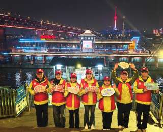 点亮长江夜！红马甲让武汉两江游船“景美情更暖”
