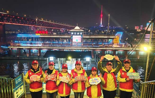 点亮长江夜！红马甲让武汉两江游船“景美情更暖”