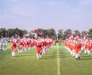 武汉纺织大学外经贸学院用青春方阵演绎“行走的思政课”