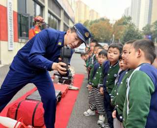 幼儿园小朋友零距离体验消防，拿起水枪过把“消防瘾”