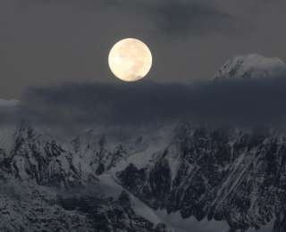 今年“个头”最大的“超级月亮”即将“上线”