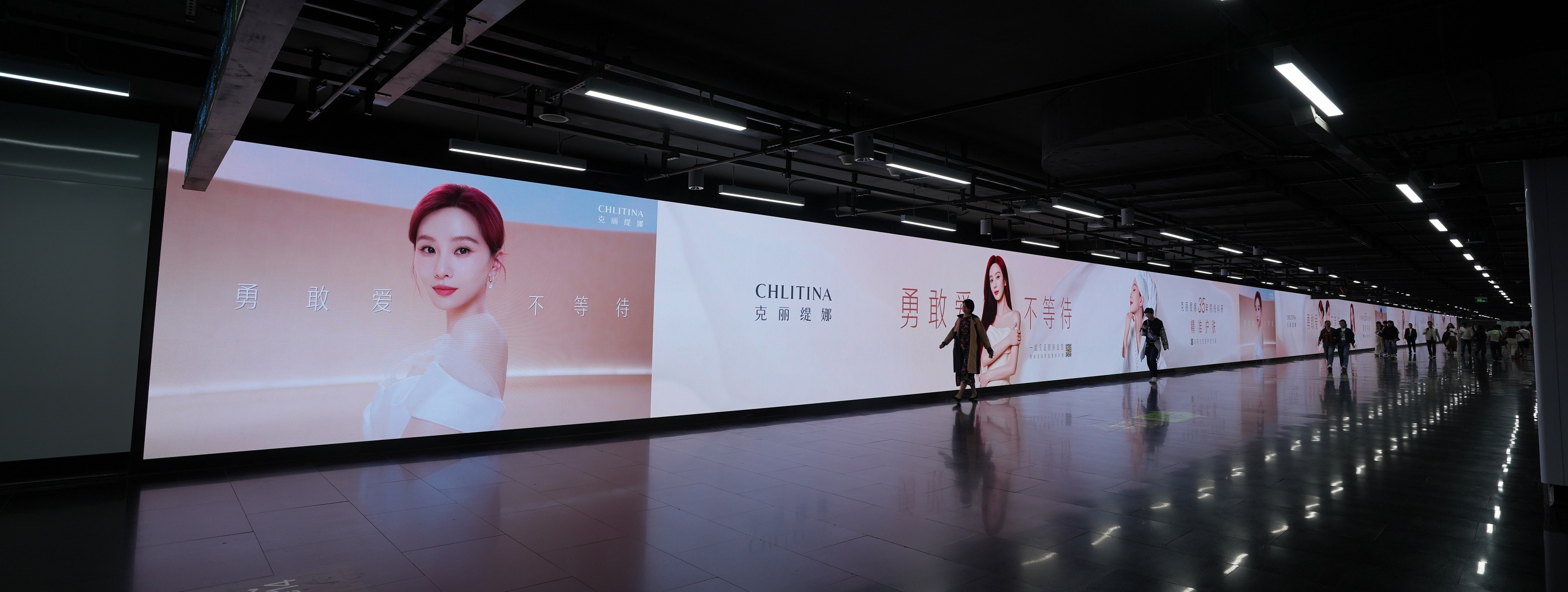 代言物料登上上海陆家嘴百米巨幕.jpg