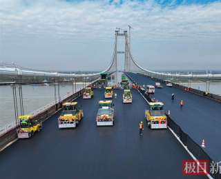雙柳長江大橋主橋面鋪裝收官！全流程機械化作業，施工效率提升超10倍