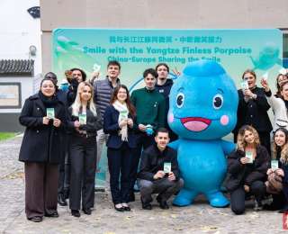 “我與江豚同微笑”活動在巴黎啟動，湖北“豚寶”邀全球游客游長江