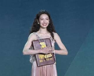 鐘楚曦首提金雞獎最佳女配角，粉色吊帶裙彰顯健康肌肉線條