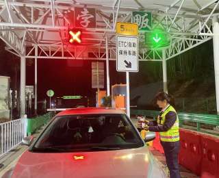 湖北首座高速服務區雙向“開口子” 孛畈收費站通車