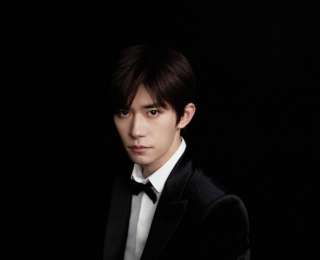 24歲易烊千璽憑借電影《小小的我》成為金雞獎最年輕影帝，打破劉燁保持21年的紀錄