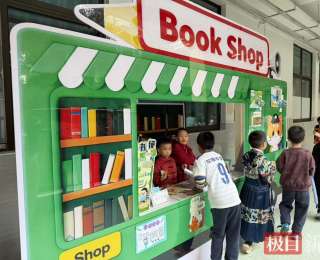 向同學推薦好書，還有學生嘗試寫“書”，小學讀書節(jié)讓書香彌漫校園