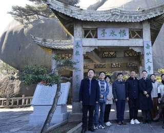 張恨水塑像扎根天柱山