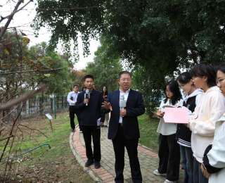 湖北中醫(yī)藥大學“我與書記、校長面對面”活動走進藥用植物園，師生共練“六字訣”暢聊成長路