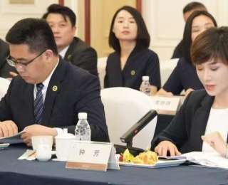 鐘芳：“三心”暖賓客，初心鑄標桿