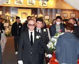 歐陽震華、苗僑偉等8位男星為許紹雄扶靈，回憶《賭場風云》感觸送別：同劇情一樣，許紹雄先走了