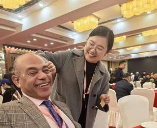 中醫(yī)魅力連中非！埃及教授論壇上頭痛眩暈，高校醫(yī)師用中醫(yī)現(xiàn)場醫(yī)治