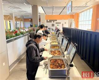 楚天高速雙溪服務區推出“9.9元特惠自助餐”，貨車司機點贊“太劃算”