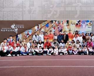 校園秒變追星現(xiàn)場！全運(yùn)會冠軍回母校分享拼搏精神