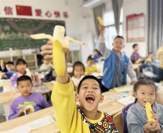 媽媽來做飯、AI管后廚、學(xué)生當(dāng)管家……武漢黃陂中小學(xué)暖心升級校園“食”光