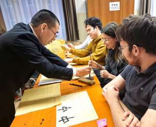 長江職院非遺技藝亮相匈牙利：葉畫書法驚艷海外師生