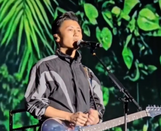 谢霆锋在澳门活动现场鞠躬向香港市民致意，并联合美高梅捐出500万港币支持灾民重建家园