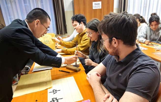 長江職院非遺技藝亮相匈牙利：葉畫書法驚艷海外師生