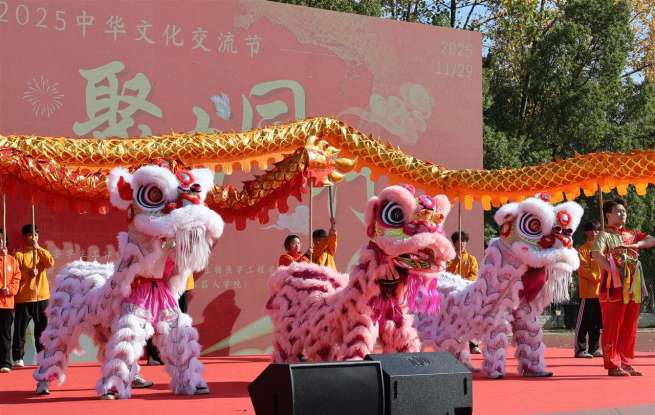 做漆扇、學(xué)簪花、品美食，中南民大中華文化交流節(jié)趣味拉滿