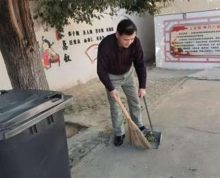 一帚扫出文明路，十年握紧安全绳——59岁校长的三重背影