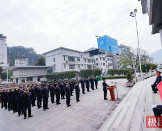 铮铮誓言映初心！湖北保康警方举行国家宪法日宣誓活动