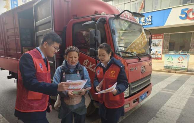 湖北交投开展宪法日普法，为货运司机送上“法治礼包”