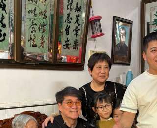周華健攜妻兒回老家汕頭祭祖，合影互動接地氣