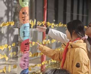 寻找“最美树叶”，打造“天然画廊”！江夏这所小学的秋天藏在课间里