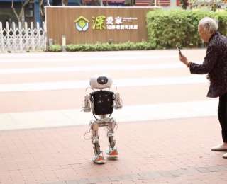 陪聊、助行、守护 养老机器人让照护更暖更智慧