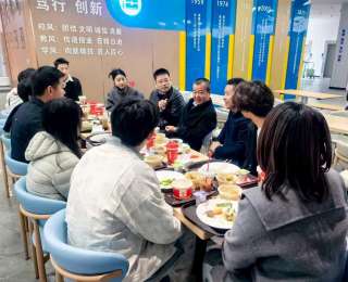 书记·校长午餐会聊热水也聊法律“避坑”，这顿饭学生们说“暖心又实用”