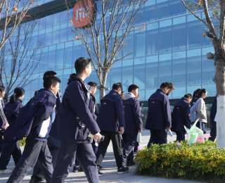 科技感拉满！武汉中学生在企业一线触摸创新脉搏