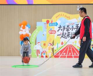 儿子一句“没关系”暖化爸爸，校园运动会秒变“父子并肩作战”温情趴