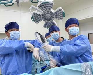 湖北省首次顺利实施同台双肺治疗手术，如同蛋壳膜上雕花