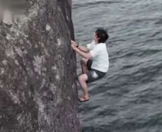 王一博录综艺无保护措施徒手攀岩，手滑坠海