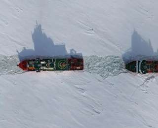 “双龙探极”：“雪龙2”号为“雪龙”号破冰引航