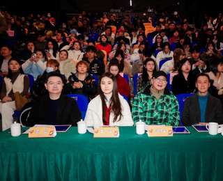 武漢方言為筆，市井生活為墨，“漢派”脫口秀幽默演繹城市煙火