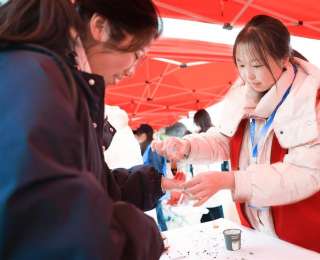 湖北中医药大学第三届志愿服务公益集市火热开市，2000余人现场识百草学中医