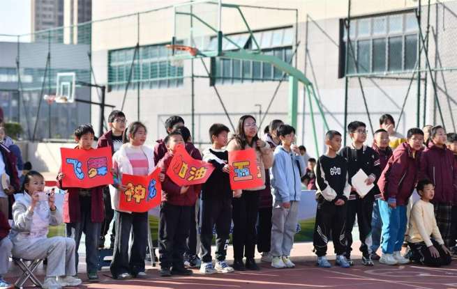 运动会赛场加油声此起彼伏，小学生在16项传统项目中展锋芒
